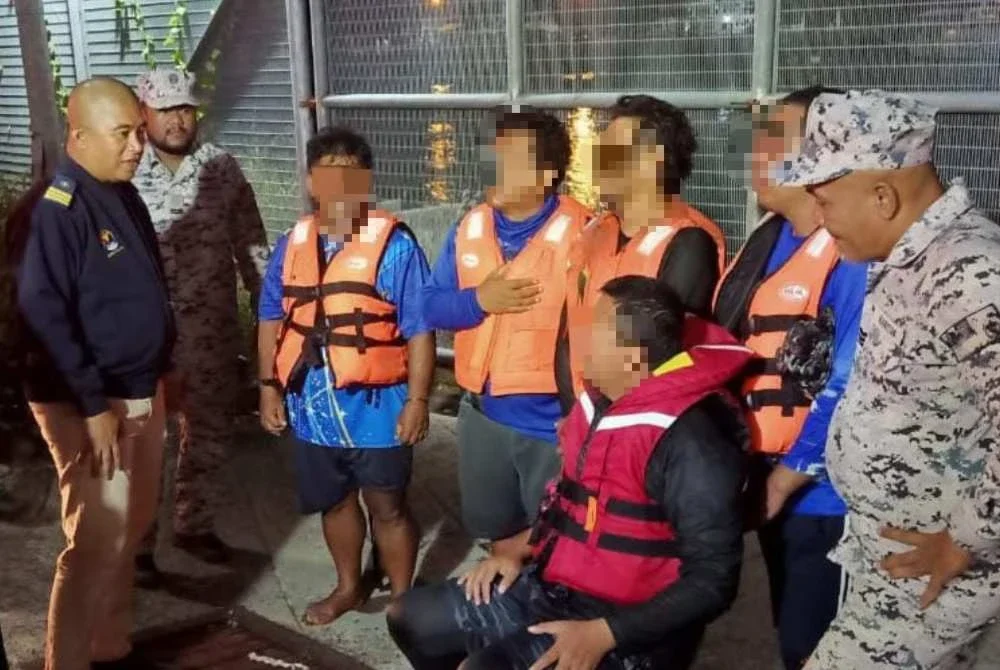 Lima pemancing yang diselamatkan Maritim Malaysia selepas bot mereka naiki karam di perairan Pulau Nunuyan.