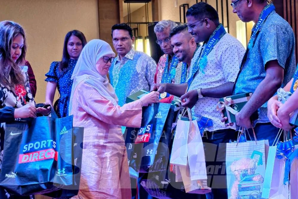 Tengku Zamrah menyampaikan barangan kepada bapa tunggal yang diraikan.