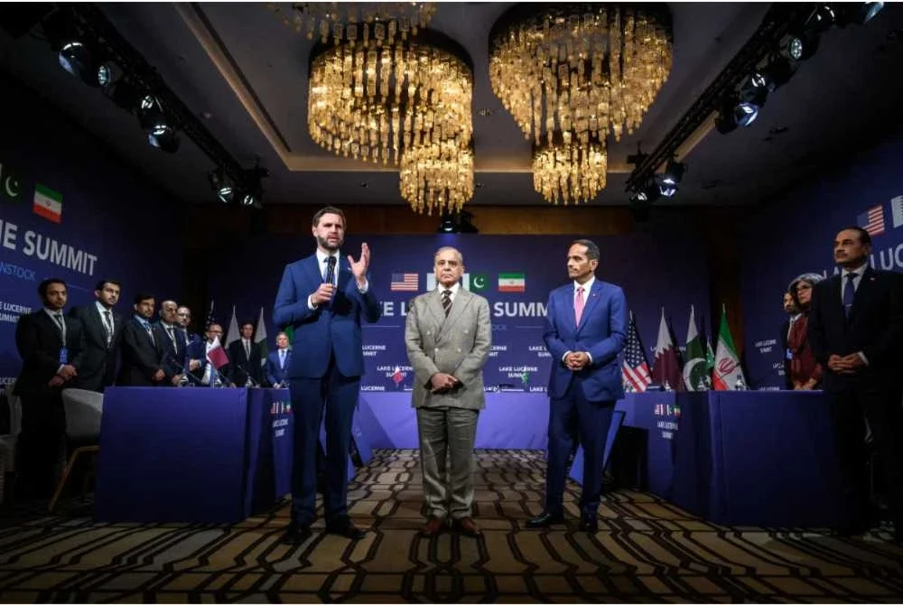Perdana Menteri Pakistan, Shehbaz Sharif (tengah) bersama rakan sejawatannya dari Qatar, Sheikh Mohammed Abdulrahman (kanan) ketika menghadiri rundingan empat pihak itu di Burgenstock.