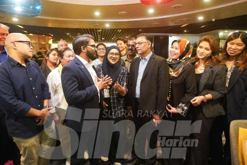 Yuneswaran (dua dari kiri) beramah mesra bersama pengamal media pada majlis bersama media yang diadakan pada Isnin. Foto Sinar Harian - ROSLI TALIB
