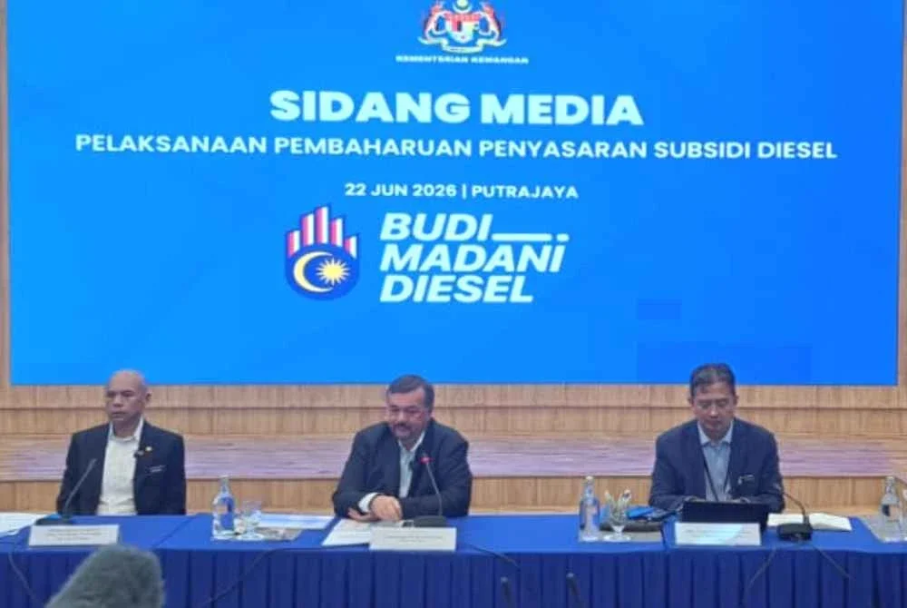 Amir Hamzah (tengah) pada sidang media Pelaksanaan Pembaharuan Penyasaran Subsidi Diesel di Bangunan Perbendaharaan, pada Isnin.
