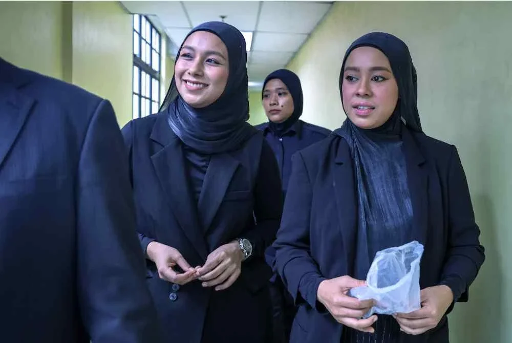 Nurafiqah Nabila (kiri) dan Nurfarah Ainna (kanan) mengaku tidak bersalah di Mahkamah Majistret hari ini atas pertuduhan mencederakan pembantu rumah warga Indonesia mereka Disember tahun lalu. Foto Bernama