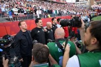 Pengendali Jerman, Julian Nagelsmann (kiri) menjadi jurulatih kedua yang tidak berpuas hati dengan kedudukan jurugambar semasa lagu kebangsaan sedang dinyanyikan.