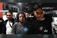 Suspek (tengah) semasa dibawa ke balai polis untuk siasatan lanjut. Foto KompasTV.