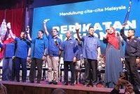 Muhyiddin bersama barisan kepimpinan Bersatu pada Majlis Pelancaran Jentera Bersatu di SLF Ballroom Bakri Muar pada malam Ahad.