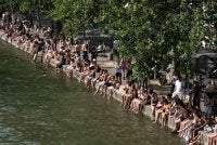 Orang awam mengambil kesempatan mandi-manda di Canal St Martin, Paris ekoran cuaca terlalupanas. Foto: AFP.