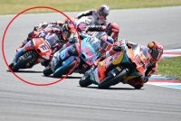 Hakim Danish (dalam bulatan merah) menunggu masa sesuai untuk memintas Brian Uriarte dan Maximo Quiles yang berada di hadapan semasa pusingan terakhir di Litar Brno pada Ahad. Foto: Agensi