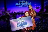 Bintang TTMM2, Adira Suhaimi dan anaknya Anggrek bergambar bersama trofi dan hadiah yang dimenangi mereka selepas dinobatkan sebagai juara di Auditorium Majlis Bandaraya Shah Alam malam tadi. - Foto: Bernama