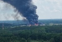 Asap hitam tebal kelihatan dari lokasi kebakaran di sebuah kilang pembuatan aerosol di Charnow, Wilayah Pomerania, Poland yang boleh dilihat dari beberapa kilometer jauhnya. - Foto: Agensi