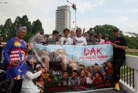 Choo Seong menamatkan Larian Solidariti Bersama DAK pada jam 9 pagi di hadapan bangunan Parlimen. Foto: ROSLI TALIB