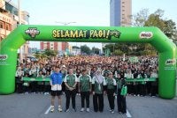 Dari kiri: Sahabat MILO®, Nadhir Nasar; Pengurus Pemasaran Pengguna MILO®, Andrew Yoon; Ahli Majlis Majlis Bandaraya Kuantan, Datuk Hasnul Hamidi Harun; Pengarah Jabatan Komunikasi Korporat Majlis Bandaraya Kuantan, Haslinda Hassan; Pengarah Eksekutif Hal Ehwal Korporat Kumpulan Nestlé Malaysia dan Singapura, Raja Nurmaria Murni serta Sahabat MILO®, Erysha Emyra bergambar pada sambutan Hari Sarapan Malaysia MILO® 2026 Pahang di Padang MBK 1, Kuantan.
