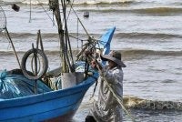Aktiviti penangkapan ikan di kawasan larangan perikanan Pulau Besar kini dibenarkan kepada nelayan berlesen di Melaka secara bersyarat. - Gambar hiasan