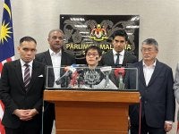 Azalina (tengah) ketika sidang media di bangunan Parlimen pada Isnin.