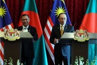 Anwar Ibrahim (kanan) selepas sidang akhbar bersama Perdana Menteri Bangladesh Tarique Rahman di Bangunan Perdana Putra hari ini. - Foto: Bernama