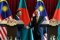Anwar (kanan) bersalaman dengan Tarique Rahman selepas sidang akhbar bersama di Bangunan Perdana Putra hari ini. - Foto: Bernama