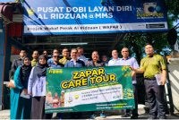 Ahmad Nazim (belakang, empat dari kiri) bersama peserta ZACT 2.1 ketika singgah melihat kemudahan Pusat Dobi Layan Diri Al Ridzuan di Masjid Muhibbuddin Shah, Ipoh pada Isnin.