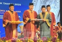 Peserta SKM yang menerima sijil disampaikan oleh Tengku Mohamad Rizam (dua dari kiri). 