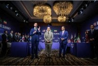 Perdana Menteri Pakistan, Shehbaz Sharif (tengah) bersama rakan sejawatannya dari Qatar, Sheikh Mohammed Abdulrahman (kanan) ketika menghadiri rundingan empat pihak itu di Burgenstock.