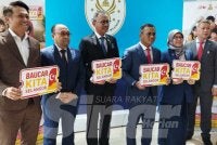 Amirudin (empat dari kiri) memegang plakad Baucer Kita Selangor pada sidang media, Isnin.