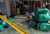 Lima pekerja kurier dikejarkan ke hospital untuk rawatan lanjut selepas berlaku tumpahan merkuri.