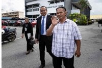 Rudi Zulkarnain yang menghadapi pertuduhan memandu secara berbahaya hingga menyebabkan kematian sembilan anggota FRU, dilepas dan dibebaskan tanpa perlu dipanggil untuk bela diri oleh Mahkamah Majistret hari ini atas pertuduhan menolong menyembunyikan harta curi iaitu dua ekor lembu, tahun lepas. Foto Bernama
