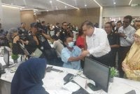 Anthony Loke beramah mesra dengan orang ramai di pejabat baharu JPJ Cawangan Bandar Tasik Selatan di TBS di Kuala Lumpur pada Isnin.