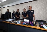 Mohd Alwi menunjukkan sebahagian barangan yang dirampas susulan kejayaan menumpaskan sindiket membekalkan telefon kepada sindiket penipuan ketika sidang akhar di IPK Perak pada Isnin.