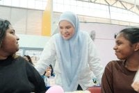 Nurhidayah (tengah) berkata, beliau tidak bersetuju dengan dakwaan bahawa persoalan yang dibangkitkan oleh anak muda mengenai masa depan mereka membuktikan sistem negara telah rosak.