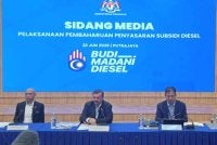 Amir Hamzah (tengah) pada sidang media Pelaksanaan Pembaharuan Penyasaran Subsidi Diesel di Bangunan Perbendaharaan, pada Isnin.