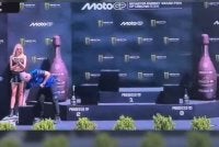 Gatell bertindak mengalihkan botol arak yang diletakkan di posisi Hakim Danish sebelum majlis penyampaian trofi bermula.