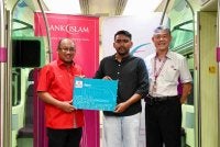 Pemenang hadiah utama Kempen Belanja dan Menang Bank Islam, Muhammad Ashraf Ansar Ahmad Khan (tengah) bergambar bersama Mizan (kiri) dan Pemangku Ketua Pegawai Eksekutif ERL, Yeow Wei Wen pada majlis penyampaian hadiah kempen yang diadakan di KL Sentral baru-baru ini.