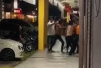 Gambar tular kejadian seorang pekerja stor dipukul beberapa individu yang berlaku di sebuah premis di Keningau baru-baru ini.