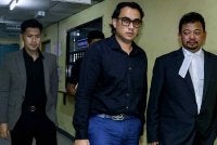 Muhamad Firdaus (dua dari kanan) dan Muhamad Hirzihaziq (kiri) mengaku tidak bersalah di Mahkamah Majistret hari ini atas pertuduhan mencederakan pembantu rumah warga Indonesia mereka Disember tahun lalu. Foto Bernama