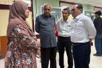Khairudin (dua dari kiri) dan Azam (kanan) bertemu waris mangsa di HRPB pada Isnin.