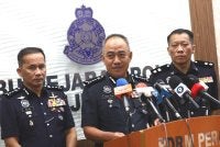 Mohd Alwi (tengah) ketika sidang media di IPK Perak pada Isnin.