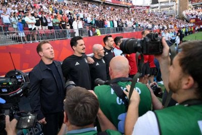Pengendali Jerman, Julian Nagelsmann (kiri) menjadi jurulatih kedua yang tidak berpuas hati dengan kedudukan jurugambar semasa lagu kebangsaan sedang dinyanyikan.
