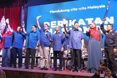 Muhyiddin bersama barisan kepimpinan Bersatu pada Majlis Pelancaran Jentera Bersatu di SLF Ballroom Bakri Muar pada malam Ahad.