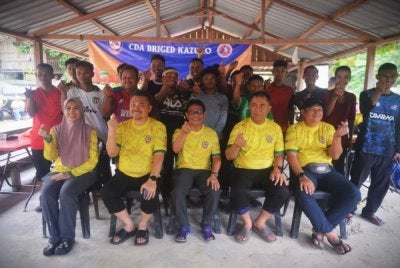 Seramai 18 sukarelawan Orang Asli dari Pos Lenjang berjaya ditauliahkan selepas menamatkan latihan asas pertahanan awam.