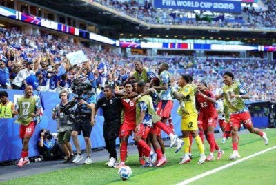 Pemain Cape Verde meraikan gol penyamaan Kevin Pina yang mengikat Uruguay 2-2 di Miami. Foto: Agensi