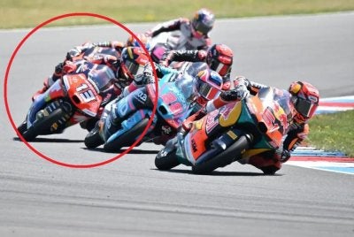 Hakim Danish (dalam bulatan merah) menunggu masa sesuai untuk memintas Brian Uriarte dan Maximo Quiles yang berada di hadapan semasa pusingan terakhir di Litar Brno pada Ahad. Foto: Agensi