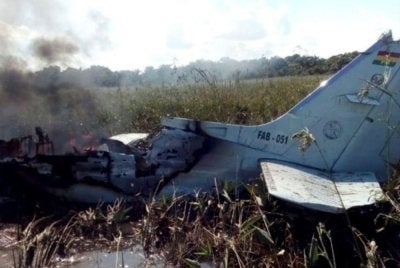Enam maut selepas pesawat Tentera Udara Bolivia jenis Cessna FAB-409 terhempas di Cochabamba dengan pihak berkuasa memulakan siasatan bagi mengenal pasti punca nahas. - Foto fail Xinhua