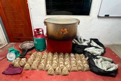 Kegiatan memproses dan menjual air ketum yang dipercayai aktif sejak tiga tahun lalu akhirnya terbongkar apabila diserbu PGA di sebuah rumah di Jalan Pondok Lama, Tanah Merah pada Ahad. - Foto PGA