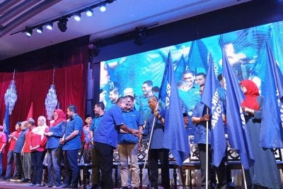 Muhyiddin (tengah) pada Majlis Pelancaran Jentera Pilihan Raya Negeri (PRN) Johor di Bakri Muar.