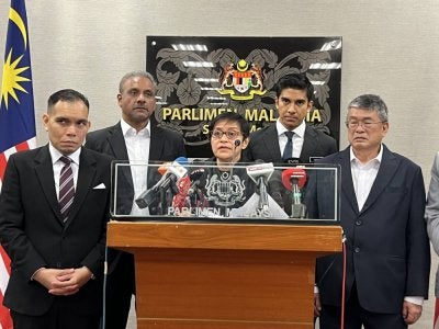Azalina (tengah) ketika sidang media di bangunan Parlimen pada Isnin.