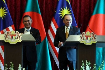 Anwar Ibrahim (kanan) selepas sidang akhbar bersama Perdana Menteri Bangladesh Tarique Rahman di Bangunan Perdana Putra hari ini. - Foto: Bernama