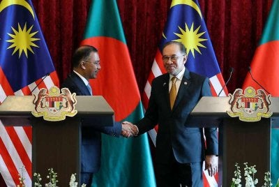 Anwar (kanan) bersalaman dengan Tarique Rahman selepas sidang akhbar bersama di Bangunan Perdana Putra hari ini. - Foto: Bernama