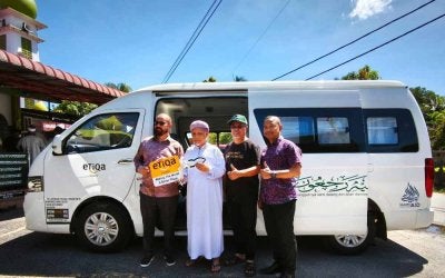Zakaria (dua dari kiri) menerima van jenazah baharu selepas 28 tahun yang disumbangkan oleh Etiqa Takaful dengan kerjasama IAM.