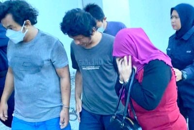 Tiga sahabat bersama seorang wanita dibawa untuk menghadiri prosiding perbicaraan di Mahkamah Kota Bharu pada Isnin.