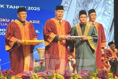 Peserta SKM yang menerima sijil disampaikan oleh Tengku Mohamad Rizam (dua dari kiri). 