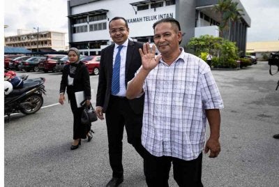 Rudi Zulkarnain yang menghadapi pertuduhan memandu secara berbahaya hingga menyebabkan kematian sembilan anggota FRU, dilepas dan dibebaskan tanpa perlu dipanggil untuk bela diri oleh Mahkamah Majistret hari ini atas pertuduhan menolong menyembunyikan harta curi iaitu dua ekor lembu, tahun lepas. Foto Bernama
